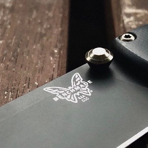 Se adapta a cuchillos Benchmade Perno de pulgar Perno de actualización de Benchmade Muchos modelos de Benchmade listados • 1x Perno de pulgar de TITANIO AEROESPACIAL por pedido Benchmade