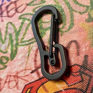 Sleutelhanger met karabijnsluiting CR13 verguld titanium drukknoop Multifunctionele hanggesp Geanodiseerd BLACK Job Custom sleutelhangeraccessoire Dagelijkse draagtas