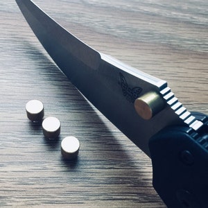 Fits Benchmade Knives Thumb Stud Benchmade Upgrade Stud Many Benchmade Models Listed • 1x BRASS BARREL Thumb Stud Per Order Benchmade Knives