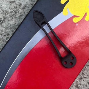 Spyderco Delica 4 + Endura モデルに適合 • 3D ミルドチタンポケットクリップ • 説明に記載されている互換性のある Spyderco モデル • クリップ x 1 - ブラック