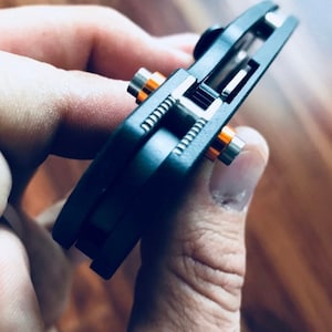 Spyderco Manix 2 • チタン ミリタリー リブ • スケール インサート スクリュー 2 本 - オレンジ