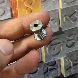 Cordón de titanio con corte en V / Acabado en plata granallado / 1 cordón por pedido / Corte rápido de 40 pies por minuto / Hinderer Benchmade Spyderco Emerson CIVIVI