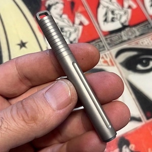 Tactische minititaniumpen • Zilver titanium / dagelijks dragen / balpen - veiligheidsdop • 1x pen op maat gemaakte uitrustingszakeditiekwaliteit