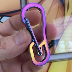 Llavero con mosquetón CR13, chapado en titanio, cierre a presión, hebilla colgante multifunción • Llavero personalizado RAINBOW ANO, accesorio para uso diario