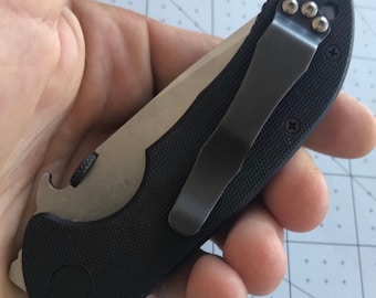 Emerson Super Commander + Tornillos TORX de titanio CQC • 3 tornillos de repuesto con clip de bolsillo. Tornillos personalizados para cuchillos Emerson. Compatible con los modelos Emerson.