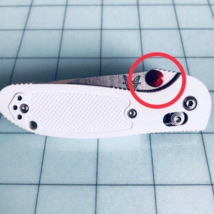 Se adapta a cuchillos Benchmade Perno de pulgar Perno de mejora de Benchmade Muchos modelos de Benchmade listados • 1x Perno de pulgar RED SPIKE por pedido Cuchillo Benchmade