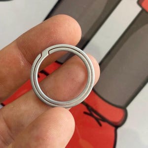SUPER SLIM Dzielony pierścień, ultralekki, wykończenie w kolorze srebrnym, ultrawytrzymały brelok z tytanu klasy 5, akcesoria - 1 szt. na zamówienie / średnica 28 mm