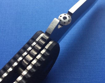 Compatible con los modelos Emerson CQC Tornillo de disco de pulgar GALAXY plateado Sistema de apertura todo en uno Actualizaciones personalizadas de Emerson Discos de cuchillos Emerson - 1 disco