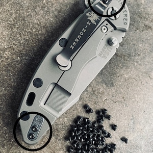 Serve para modelos Rick Hinderer Substituição de clipe de bolso Torx PRETO + parafusos Fuller Tab Hinderer XM-18 XM-24 Jurassic Most Hinderer • 4x parafusos
