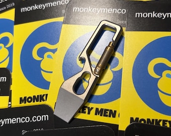 Karabijnhaak PRY-TOOL-sleutelhanger • Flesopener koperen drukontgrendeling • Zaksluiting om op te hangen • Zware titaniumconstructie / 1x sleutelhanger