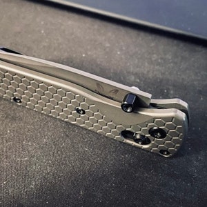 Se adapta a los cuchillos Benchmade Perno de pulgar Perno de actualización de Benchmade Muchos modelos de Benchmade listados • 1x Perno de pulgar HEXO NEGRO por pedido Cuchillos Benchmade