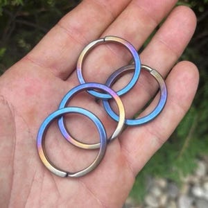 Anillo dividido extra grueso de titanio macizo Gr5 de 1,25" de diámetro, anodizado azulado - 1 llavero por pedido. Calidad personalizada. Titanio grado 5. Uso diario.