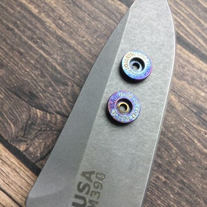 Serve para Rick Hinderer XM-18 + XM-24 • Estabilizador de barra de bloqueio de titânio • Atualizações personalizadas do Hinderer - Peças de faca personalizadas Peças Rick Hinderer - 1x disco