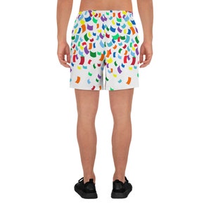 Pu&ograve; includere: Pantaloni corti sportivi bianchi con un motivo a coriandoli colorati. I pantaloncini hanno una cintura elastica e un cordoncino.