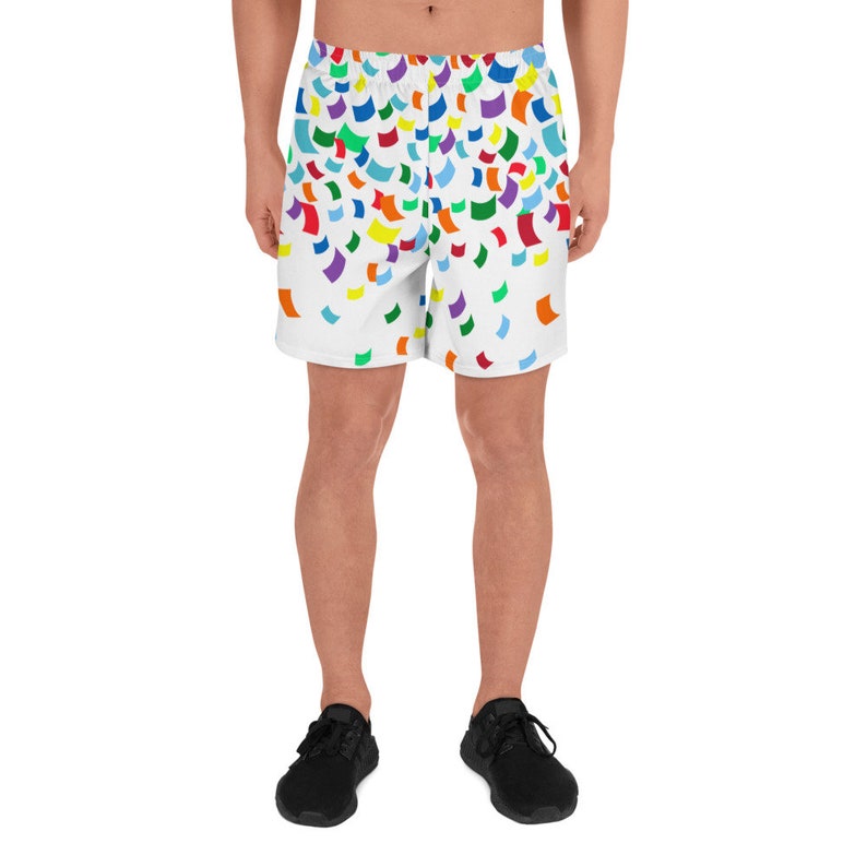 Pu&ograve; includere: Pantaloni corti sportivi bianchi con un motivo a coriandoli colorati. I pantaloncini hanno una cintura elastica e un cordoncino.