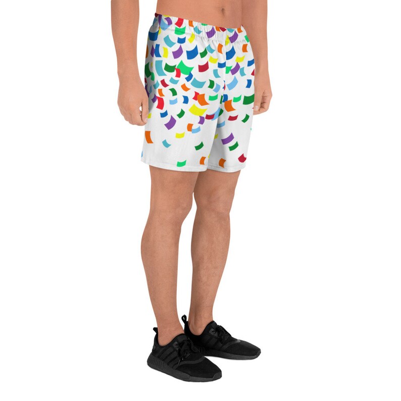 Pu&ograve; includere: Pantaloni corti sportivi bianchi con un motivo a coriandoli colorati. I pantaloncini hanno una cintura elastica e un cordoncino.
