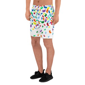 Pu&ograve; includere: Pantaloni corti sportivi bianchi con un motivo a coriandoli colorati. I pantaloncini hanno una cintura elastica e un cordoncino.