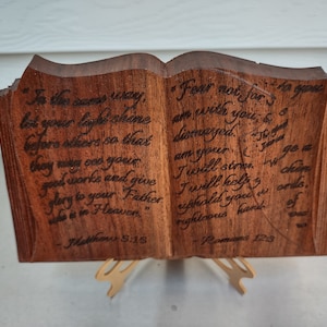 Lindo livro bíblico de nogueira com aparência de virar a página com suporte. Peça de exibição esculpida em madeira, versículos bíblicos gravados a laser. 8" x 5,25" x 5/8"