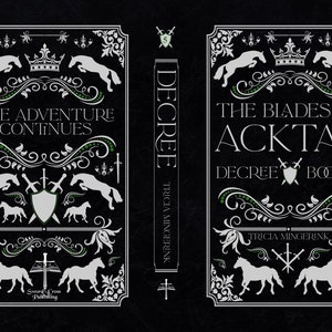 K&ouml;nnte beinhalten: Buchcover f&uuml;r "The Blades of Acktar: Decree Book 5" von Tricia Mingerink. Das Cover zeigt ein wei&szlig;es Pferd, eine Krone, Schwerter und einen Schild vor einem schwarzen Hintergrund mit gr&uuml;nen floralen Akzenten.