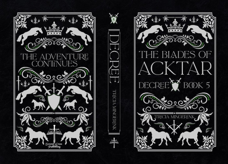 K&ouml;nnte beinhalten: Buchcover f&uuml;r "The Blades of Acktar: Decree Book 5" von Tricia Mingerink. Das Cover zeigt ein wei&szlig;es Pferd, eine Krone, Schwerter und einen Schild vor einem schwarzen Hintergrund mit gr&uuml;nen floralen Akzenten.