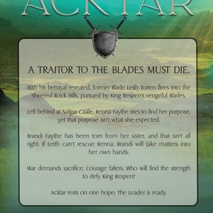 Puede incluir: Portada de libro con fondo verde y azul que muestra una espada y un escudo. El t&iacute;tulo es "The Blades of Acktar" y el subt&iacute;tulo es "A Traitor to the Blades Must Die."