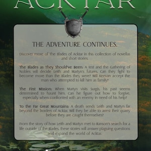 K&ouml;nnte beinhalten: Der Buchumschlag von The Blades of Acktar zeigt eine gr&uuml;ne Bergkette mit einem Schwert- und Schild-Design. Der Text "The Blades of Acktar" ist in einer gro&szlig;en, fetten Schrift. Der Text "The Adventure Continues" ist in einer kleineren Schrift. Der Buchumschlag enth&auml;lt auch die ISBN-Nummer 978-1-943442-07-2 und das Logo von Sword Cross Publishing.
