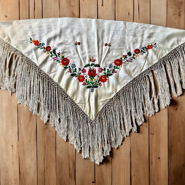 how to wear a piano shawl