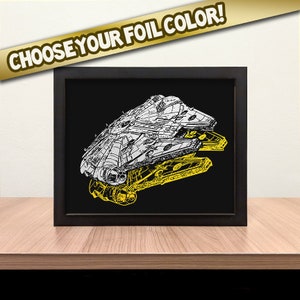Puede incluir: Una impresión enmarcada en negro de un dibujo de línea blanco y amarillo del  Millennium Falcon  contra un fondo negro. El texto "CHOOSE YOUR FOIL COLOR!" está en una pancarta dorada en la parte superior de la imagen.