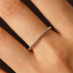 Minimalistische kralen ring, 14K gouden ring, 2 mm kralen ring, 14K massief gouden ring, stapelbare gelaagdheid ring, eenvoudige ring, trouwring, bewaker ring afbeelding 2