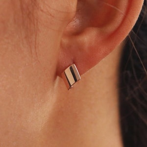 14K Gold Huggie Hoop Asymmetrical Curve Plate Earrings, 14K Solid Gold Curve Shaped Huggie Hoop Earrings, Simple Gold Hoop Earrings for Pair