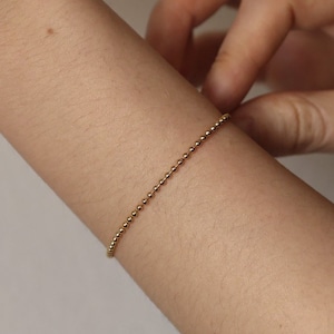 14K massief gouden balkettingarmband, 2 mm gouden kralenarmband, eenvoudige minimalistische armband, gelaagdheid armbanden, cadeaus voor haar