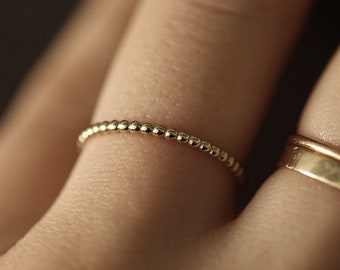 Dünner Perlenring, 14k Gold Kugelring, zierliches Kugelband, minimalistischer Ring, Layering-Ring, Stapelring, schlichter Goldring