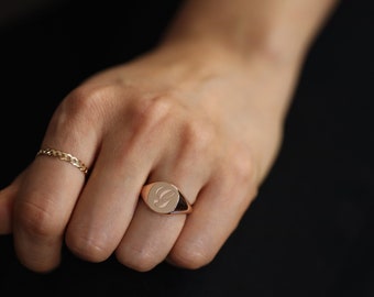 Initial Signet Ring, 14K, 18K Gold Minimalist Signet Ring, Letter Signet Ring, Gold Signet Ring, Monogram Signet Ring, Free Engraving
