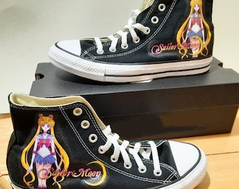 Sneakers alte da passeggio su tela dipinte a mano con fan art di Usagi di Sailor Moon Crystal, taglie M+W.