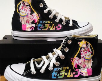 Sneakers alte da passeggio su tela con fan art del duo di guerriere Sailor, taglie M+W.