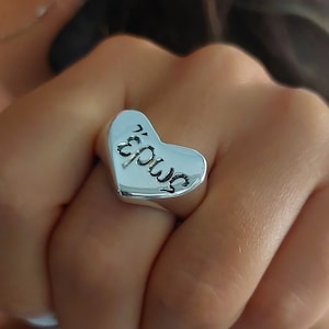 Anillo de corazón con sello, anillo de corazón de plata, anillo de amor, anillo griego, anillo grabado, regalo para novia, diseñador griego, joyería de amor