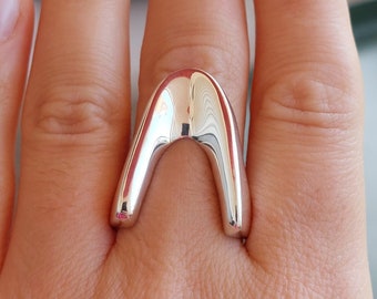 V-förmiger Ring, grober Silberring, geometrischer Ring, minimalistischer Ring, moderner Silberring, Silberbandring, Statementring, Sterlingsilber