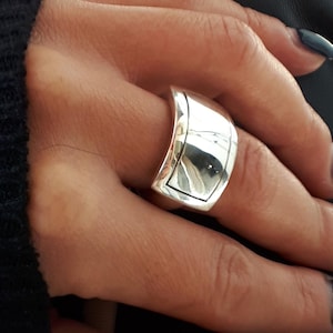 Brede zilveren ring • Opvallende sterling zilveren ring • Brede bolvormige ring • Robuuste bolvormige ring • Minimalistische ring