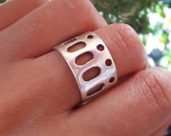 Breiter Bandring, breiter Silberring, minimalistischer Ring, Ring für Frauen, Löcher Ring, Sterling Silber, Daumenring, Silber Bandring, Boho Ring