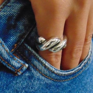 Opvallende ring met gedraaide koepelvorm • Robuuste, croissantvormige, gedurfde sculpturale band • Modern organisch design