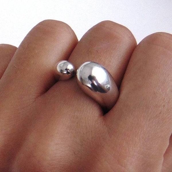 Bague chunky argentée, bague futuriste, bague de déclaration, bague ouverte, bague géométrique, bague minimaliste, croûte de créateur, bague en argent moderne, bague enveloppante