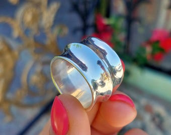 Anello a fascia larga in argento sterling, gioiello geometrico di grande impatto, design moderno e robusto.