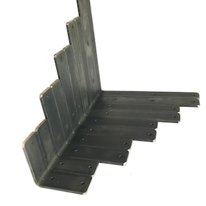 K&ouml;nnte beinhalten: Ein Stapel schwarzer Metalleckwinkel, die in Dreiecksform angeordnet sind. Die Winkel sind aus robustem Metall gefertigt und haben mehrere L&ouml;cher zum Befestigen an Holz oder anderen Materialien.