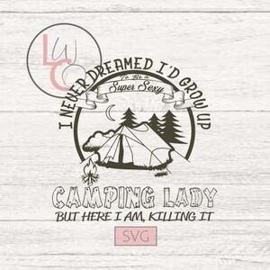 Camping SVG / Camping dame SVG / Camping cadeau SVG / Camper svg / berg svg / wildernis svg / camper cadeau / kampvuur svg / camping teken