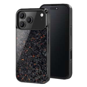 Può includere: Custodia per smartphone nera con un motivo scuro strutturato e una finitura lucida. La custodia ha una cornice nera e un modulo fotocamera con più lenti. Il telefono è nero e ha un design elegante.