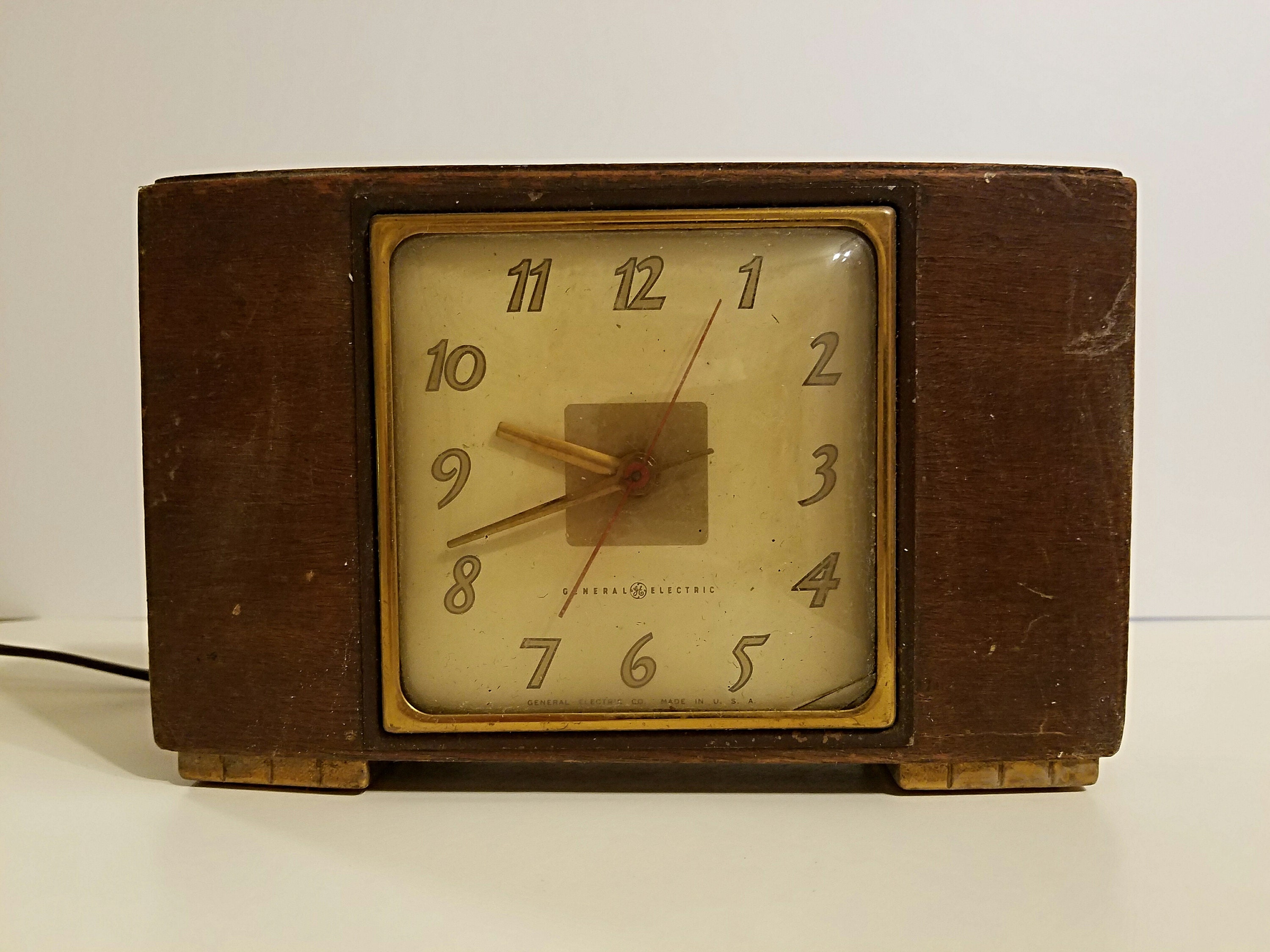 Home & Living 1940's Telechron vintage electric table clock. Clocks