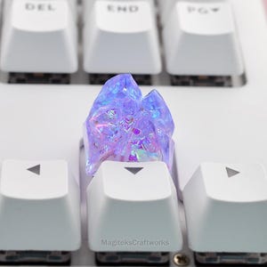 ホロ パープル クリスタル ピーク 1 アーティザン キーキャップ | ファイナルファンタジー クリスタル マウンテン キーキャップ | 小さな限定彫刻コレクション | 少量生産レジン