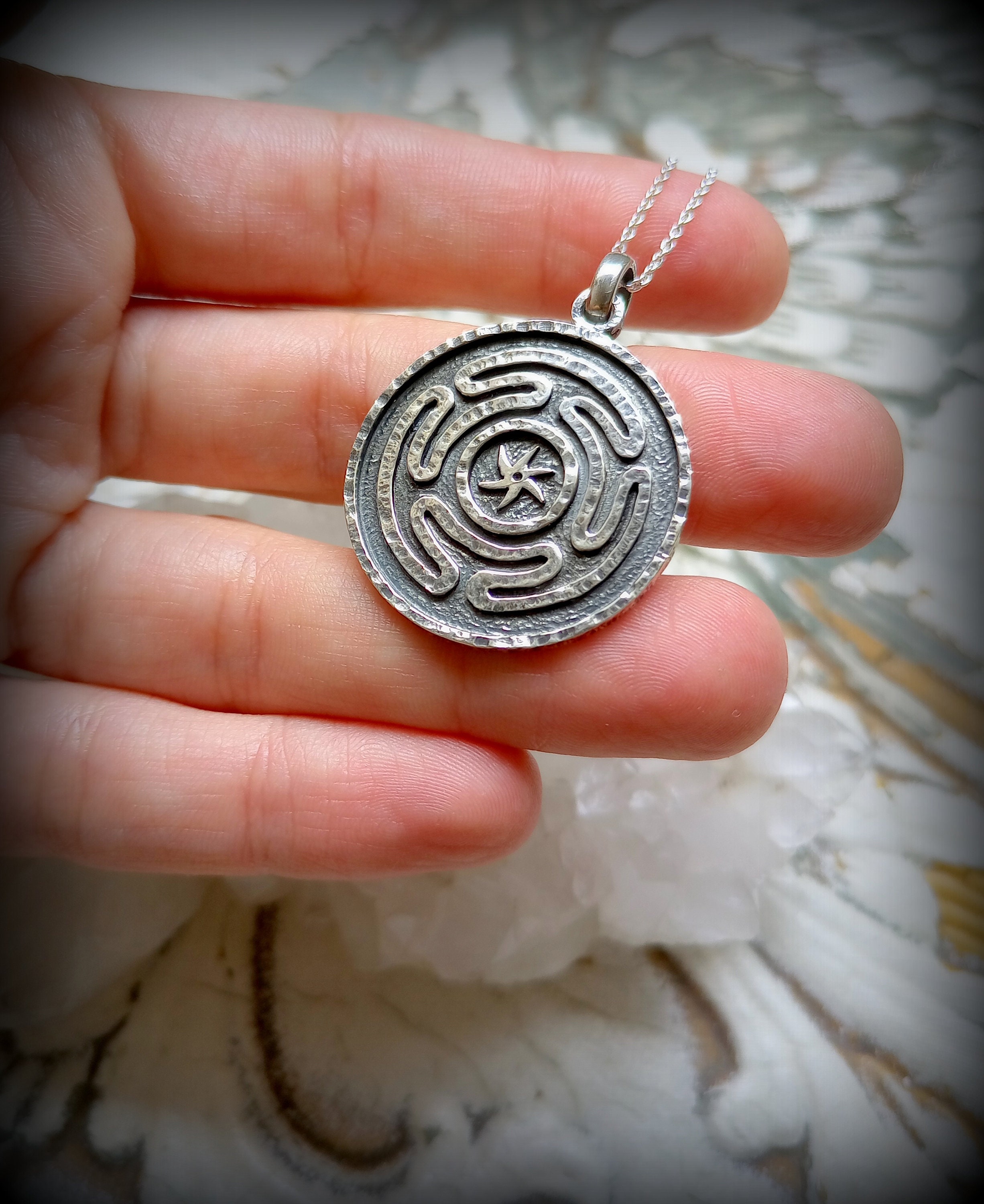 Collana con ciondolo a forma di ruota chiave di Ecate + scatola - Labirinto della stregoneria della dea Ecate Luna - Italia