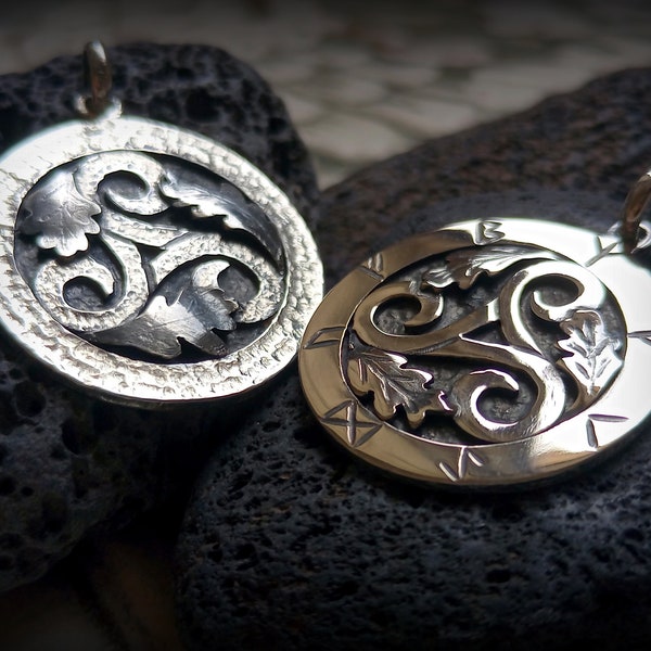 Triskelion avec pendentif runique en feuilles de chêne, runes et amulette en argent sterling Triskele