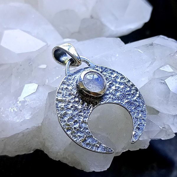 Inverterad halvmåne i sterlingsilver, hänge med häxig månsten